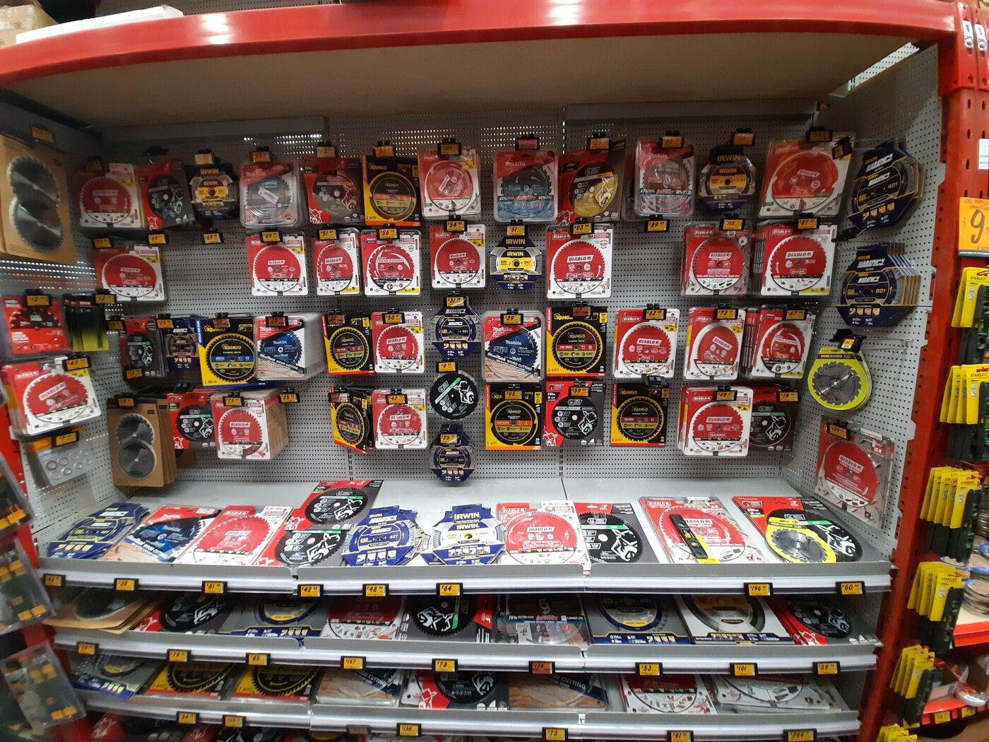 Circular saw blades on sale, sorted by diameter and tooth count.