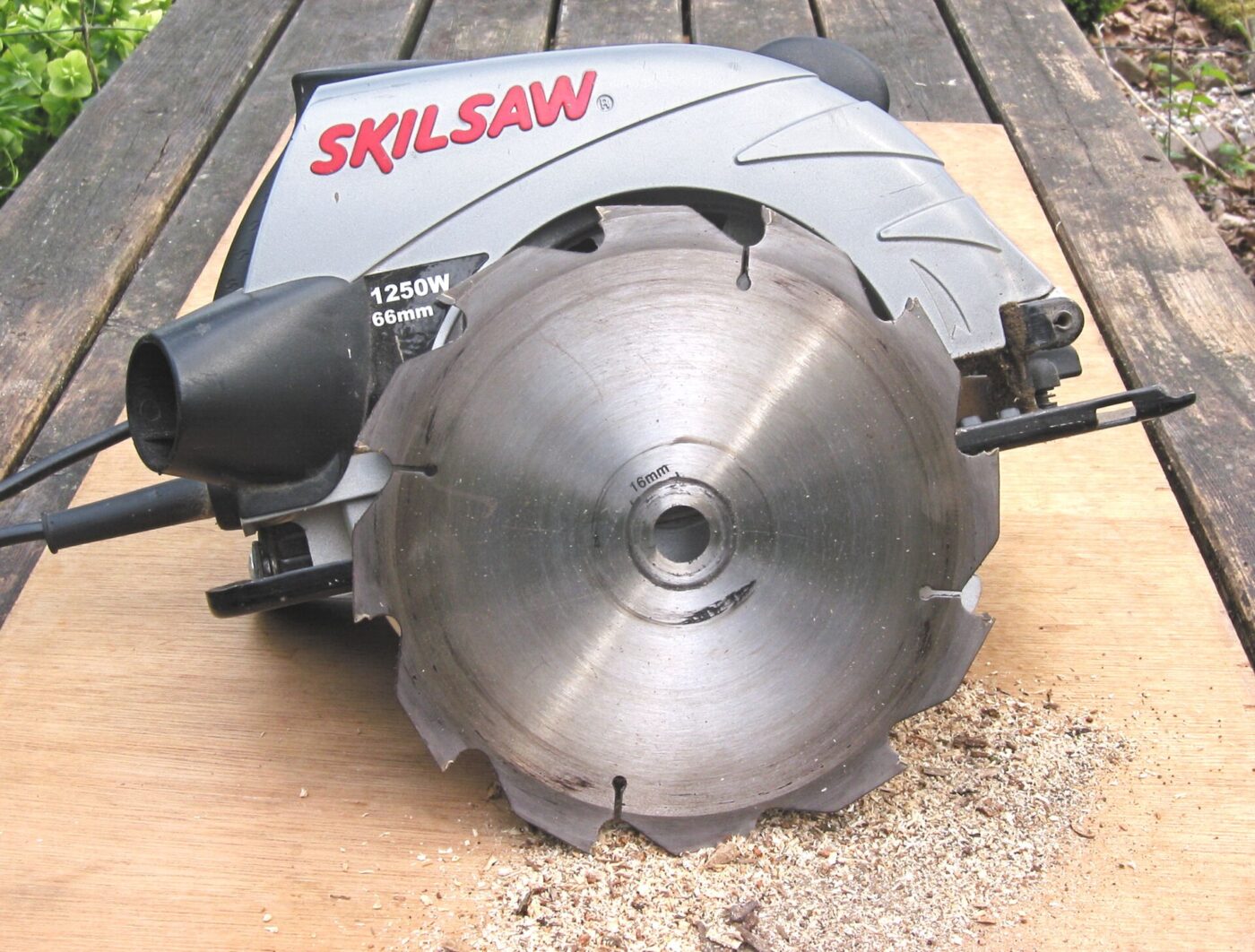 A Skilsaw circular saw and its blade.