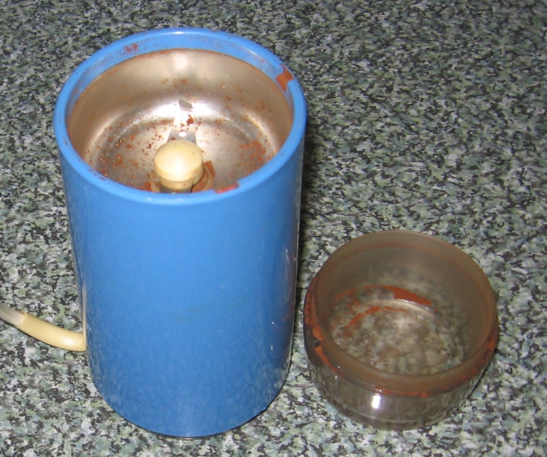 A blade grinder, which turns out dust and boulders in the same batch.