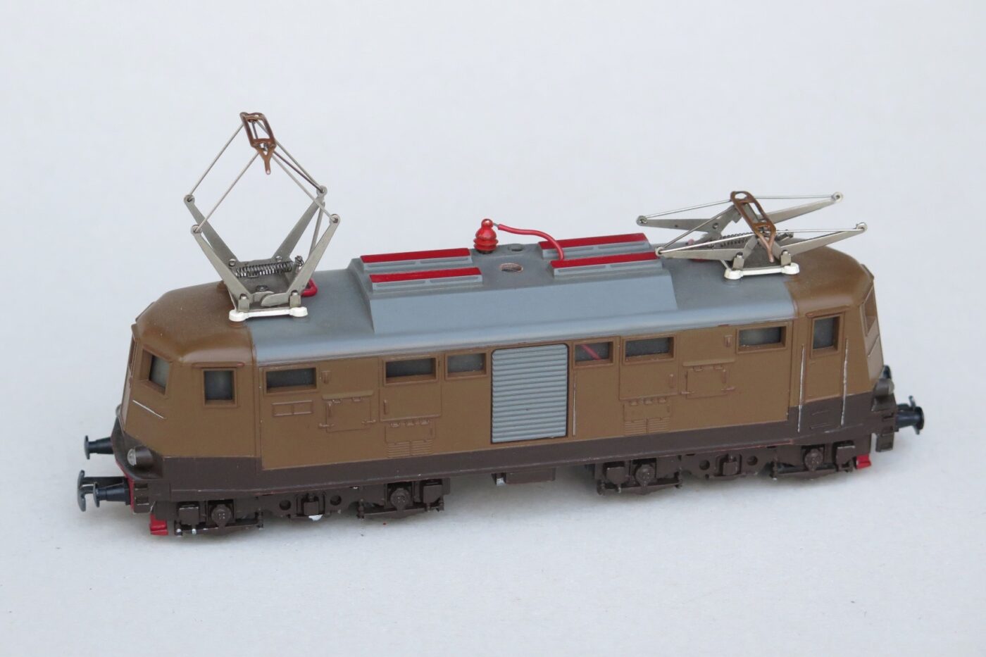 HO-scale model electric locomotive on a white background.