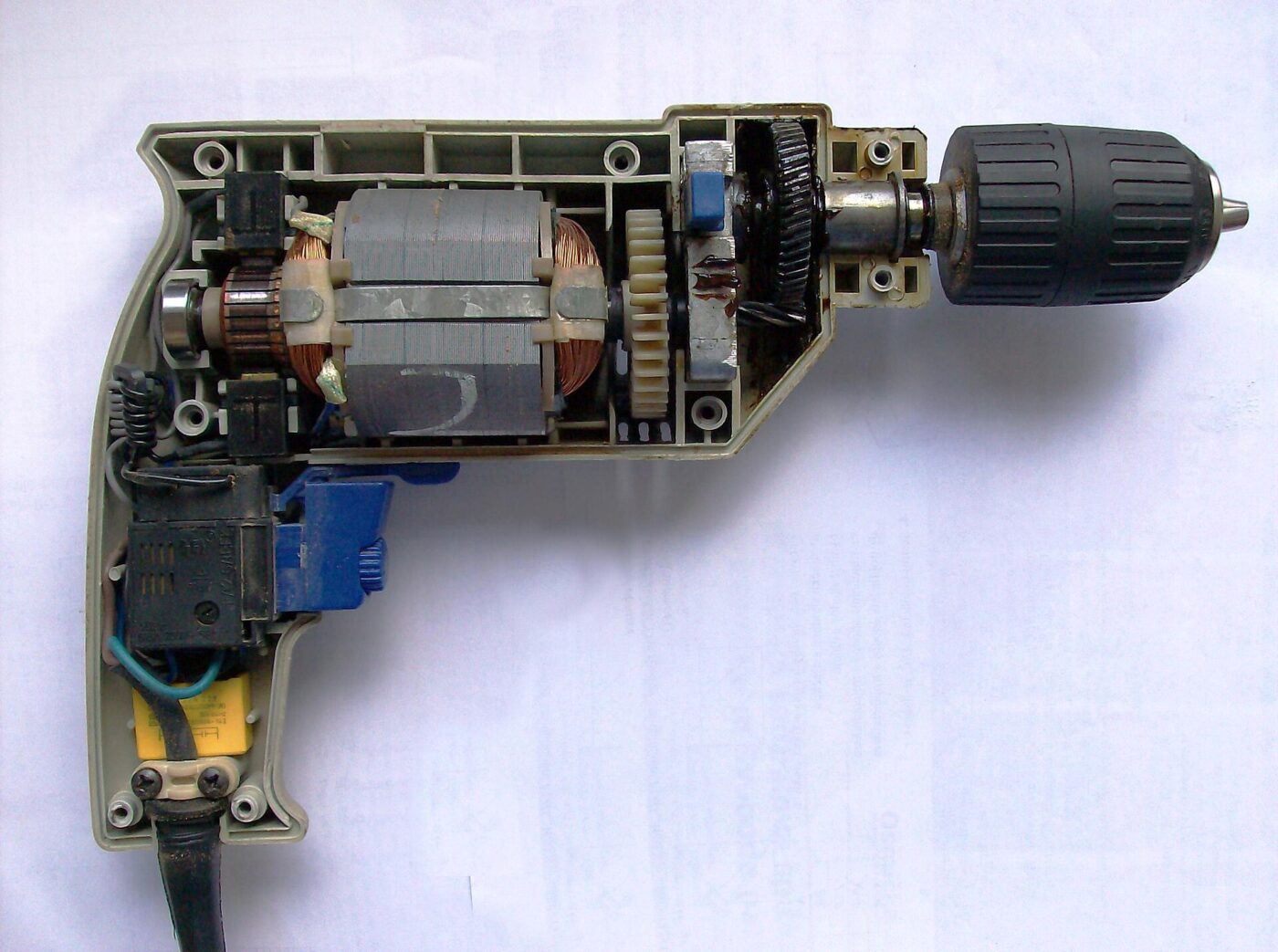 The inside of a drill: motor, gearbox and chuck.