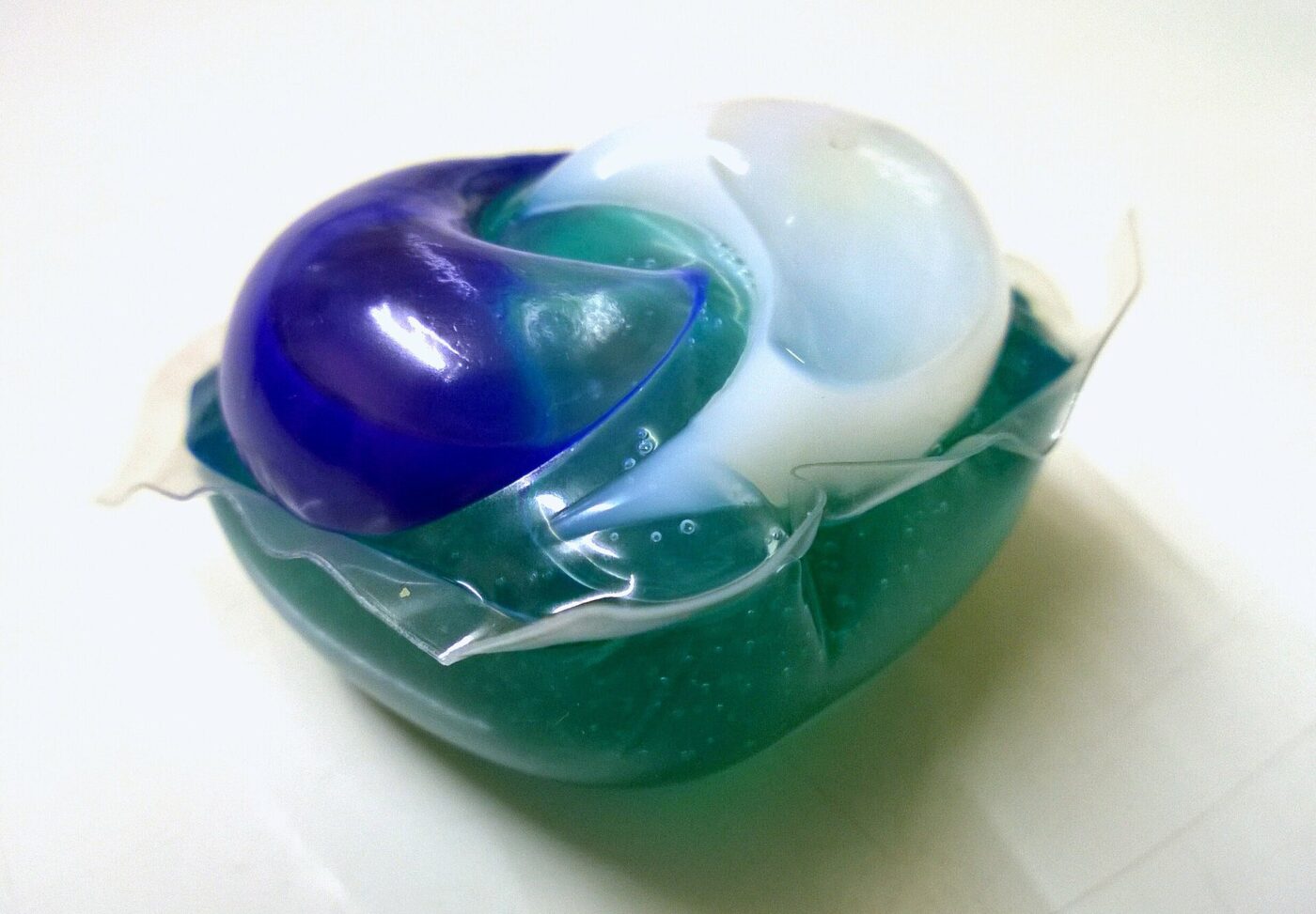 A single multi-chamber detergent pod.