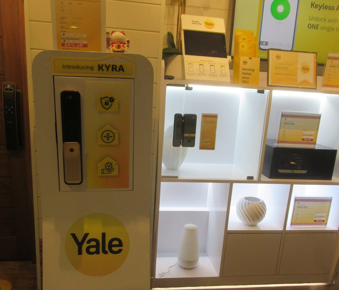 Smart locks on display in a store, several with both keypads and key cylinders.