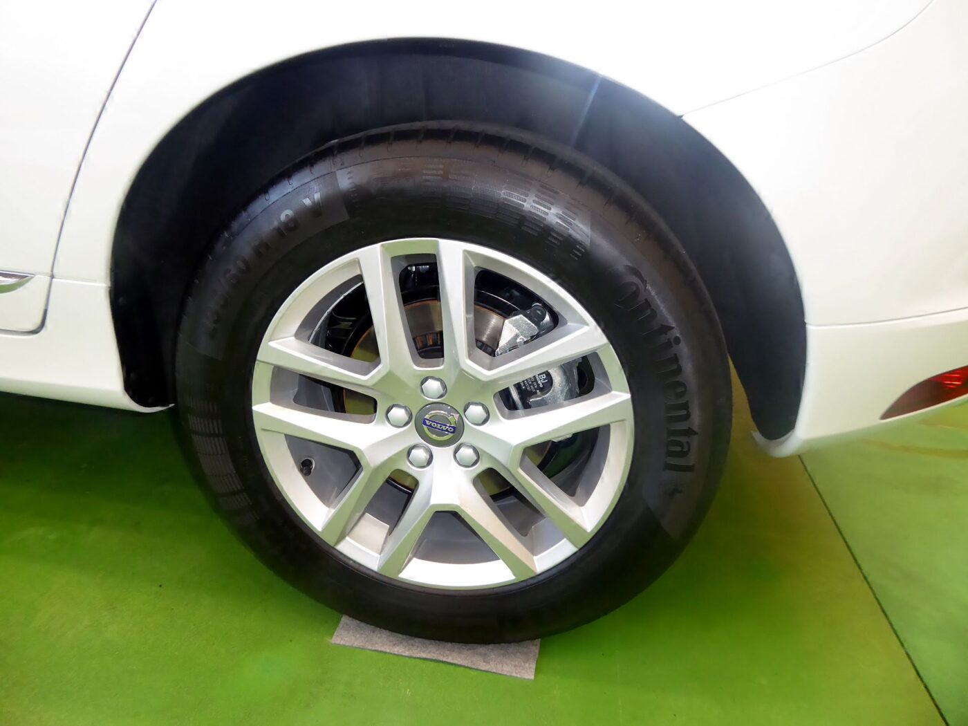 The wheel and tyre of a Volvo XC60.