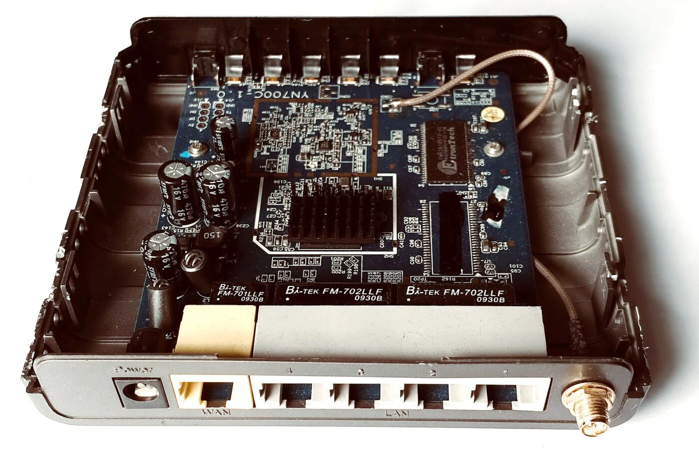 Inside a wireless router: the radio chips and antenna leads that decide real-world range.