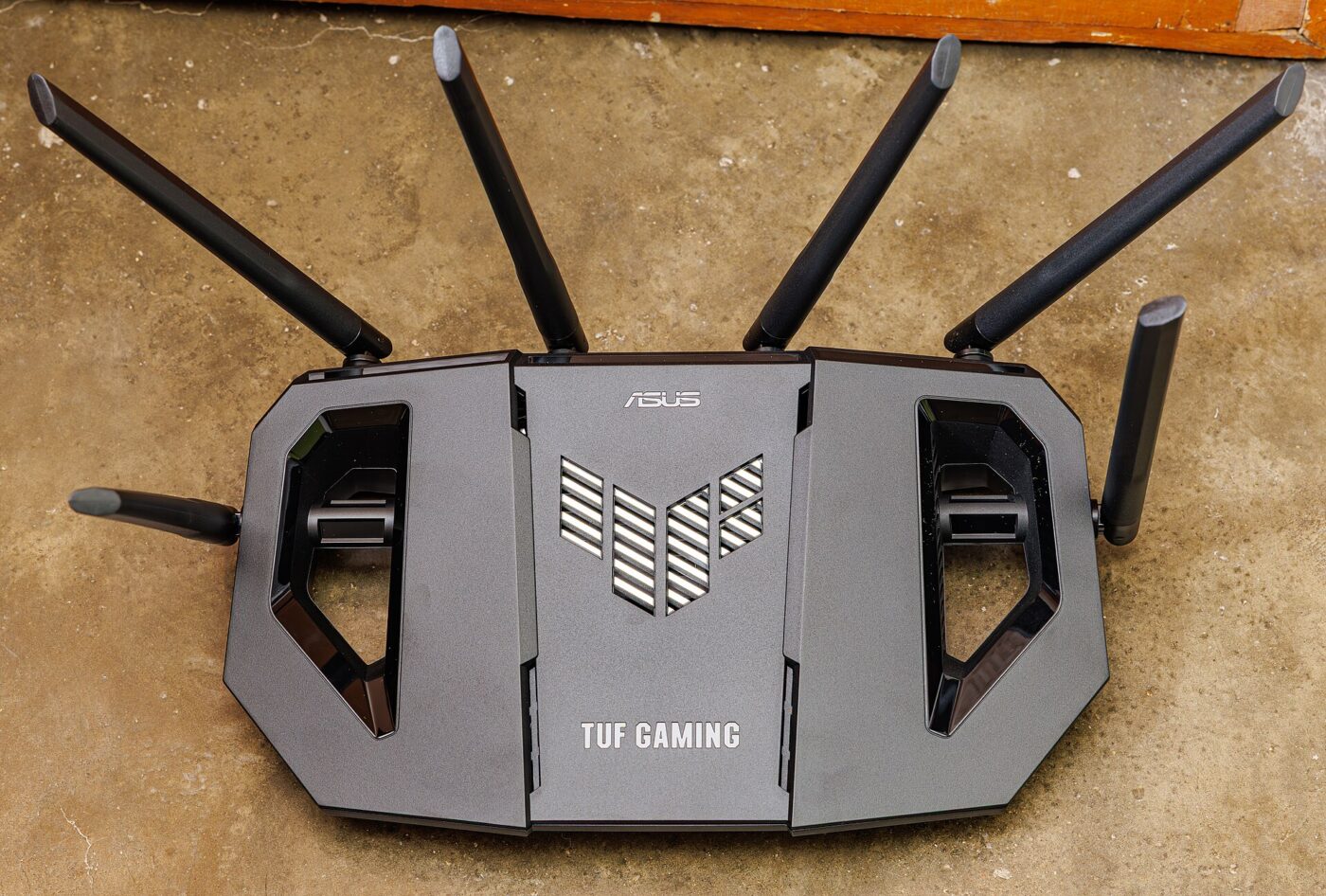 A black Wi-Fi router with external antennas